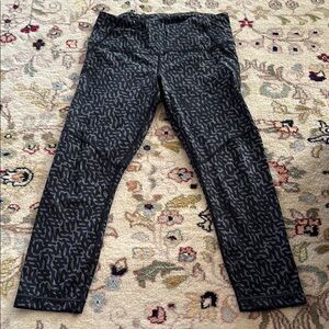 Black/grey patterned Lululemon sz8